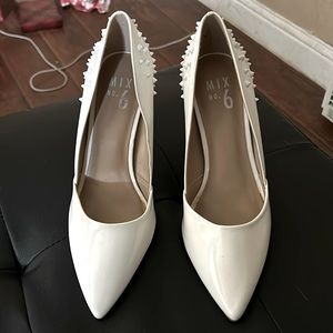 Beautiful white pumps with spikes. Beautiful for a wedding or event.